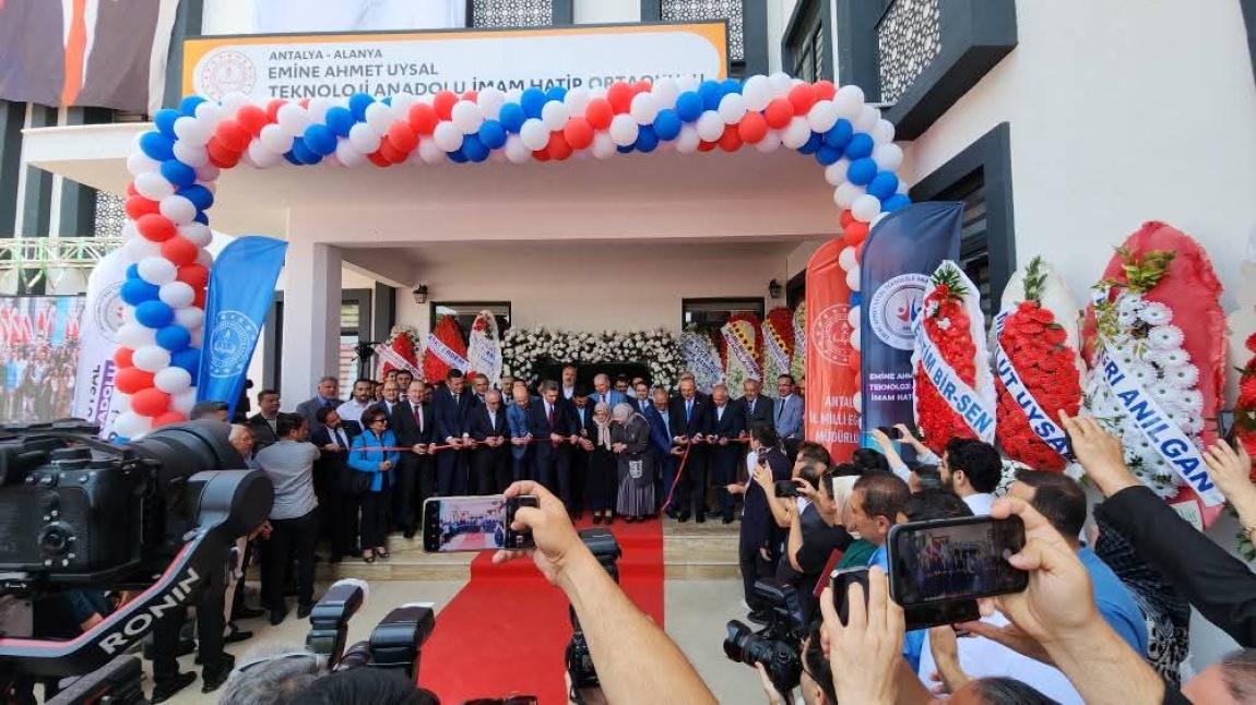 ANTALYA’NIN VE BÖLGENİN İLK TEKNOLOJİ VE ANADOLU İMAM HATİP LİSESİ DUALARLA AÇILDI